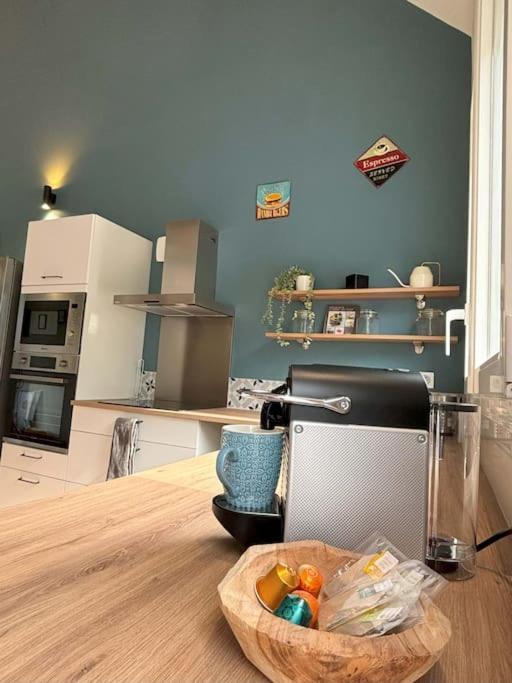 Duplex Parapluies De Cherbourg Netflix Parking Экстерьер фото